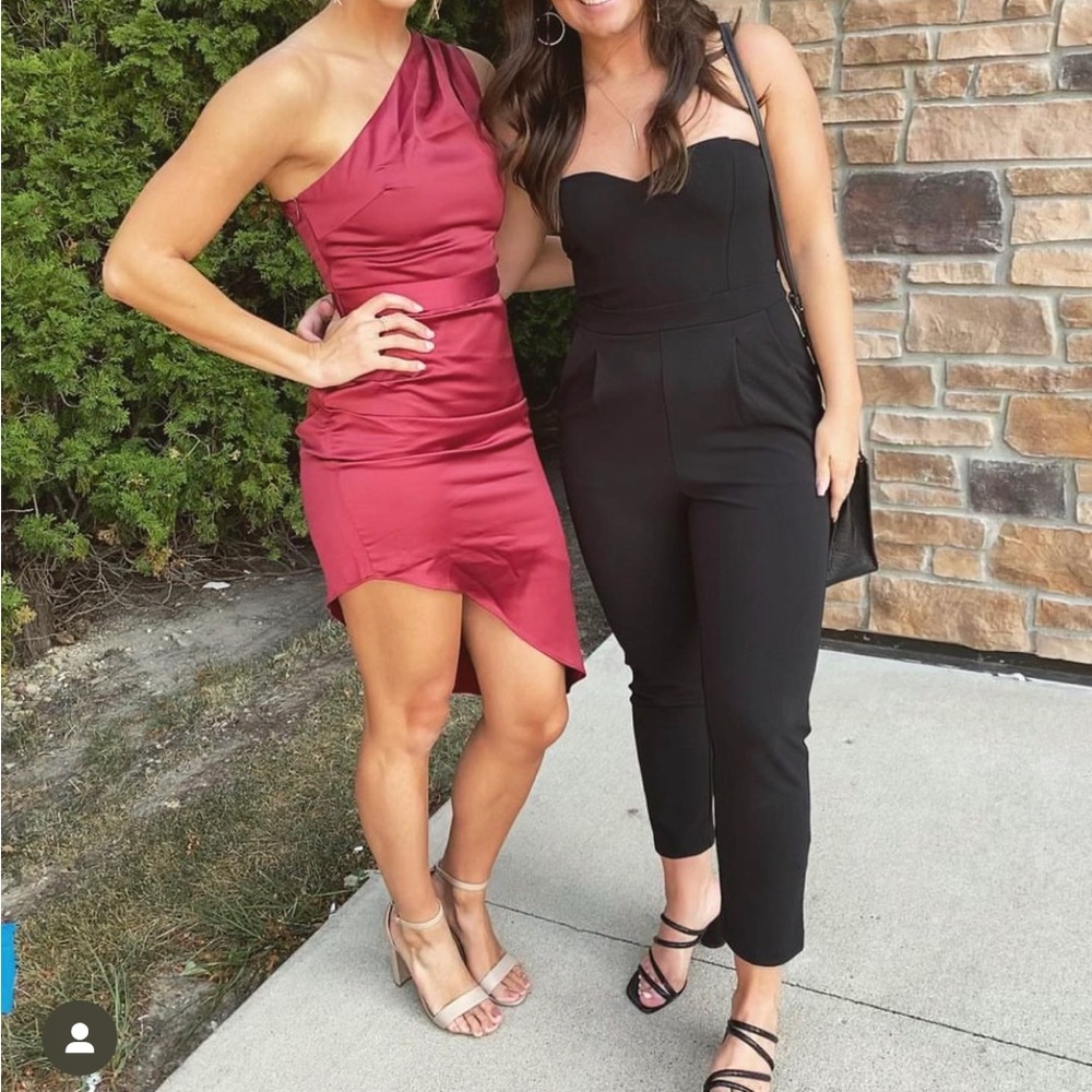 Wine-colored one-shoulder sleeve dress.